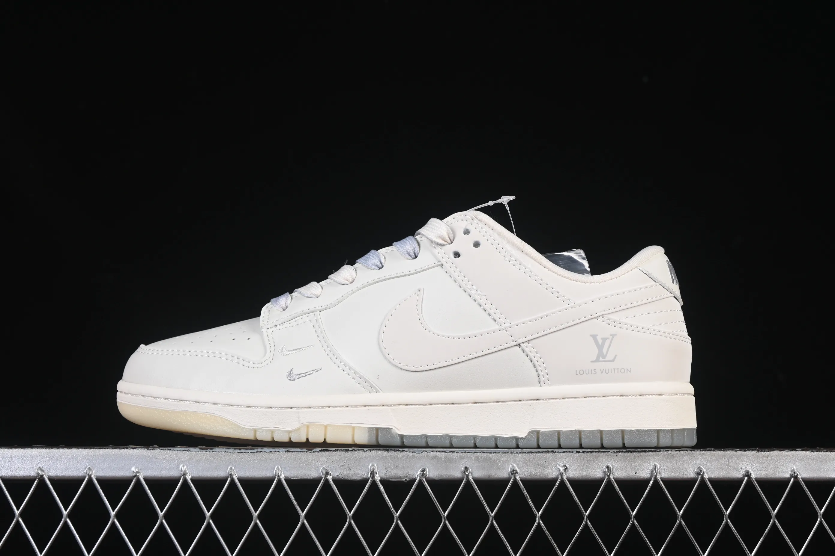 All categories Nk SB Dunk Series Nk SB Dunk Low High-end customized low-top sneakers Nike SB Dunk Low LV co-branded beige double hook crystal bottom Anniversary high-end customized low-top casual sneakers XX3168-190